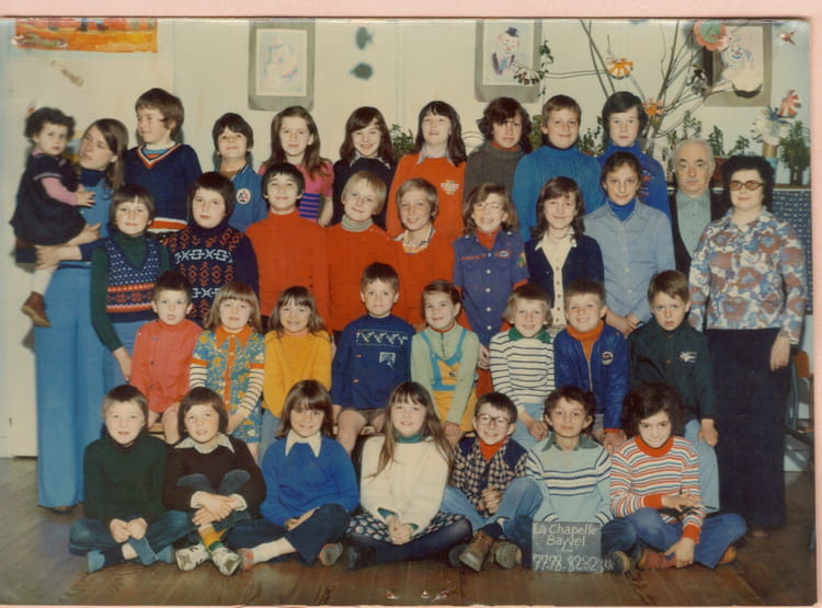 Photo de classe Photo ensemble de 1977, LA CHAPELLE BAYVEL Copains d
