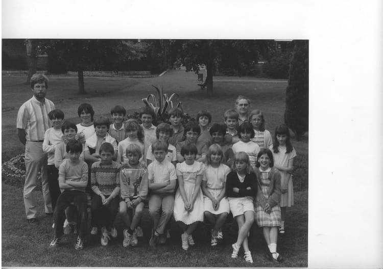 Photo de classe Classe de CM1 de 1984, école Sainte Marie - Copains d'avant