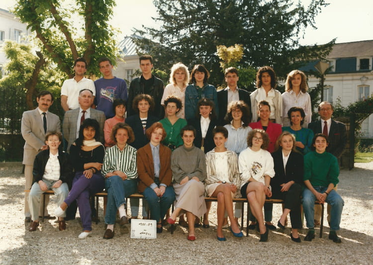 Photo de classe 1ERE F7 ' de 1988, Lycée Sainte Jeanne Elisabeth