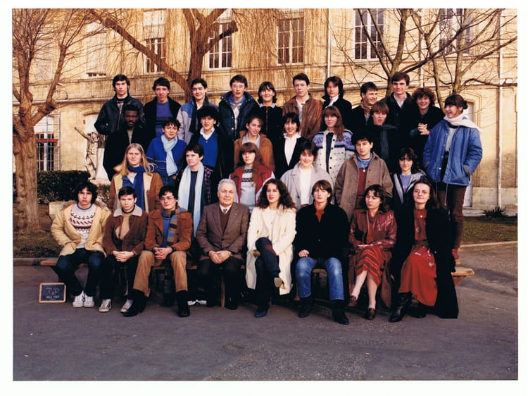 Photo de classe Terminale 8D de 1982, Lycée Michel Montaigne - Copains ...