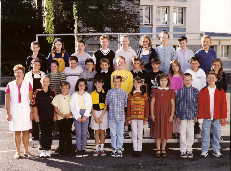 Photo de classe CM2 de 1999, ECOLE DE LA CROIX ROUGE Copains d'avant Photo de classe CM2 de 1999, ECOLE DE LA CROIX ROUGE Copains d'avant