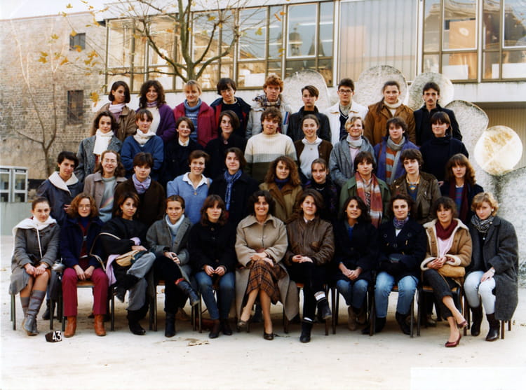 Photo de classe 1ère A2 de 1983, Lycée Michel Montaigne - Copains d'avant