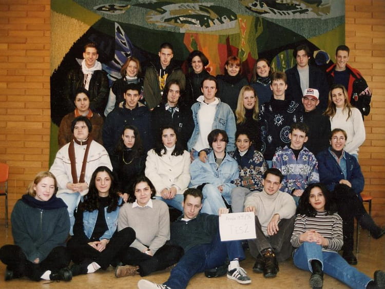 Photo de classe Terminale ES2 de 1995, Lycée Jean Moulin - Copains d'avant