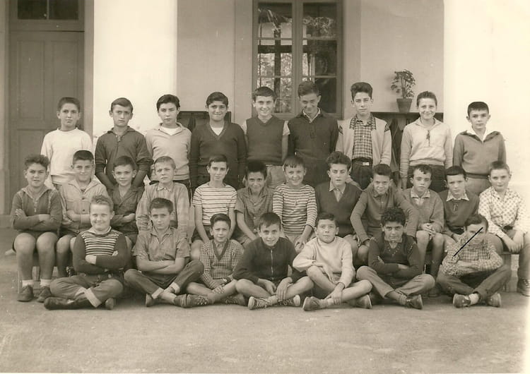 Photo De Classe Cours Primaire De 1959 Ecole De La Republique La Tour D Aigues Copains D Avant