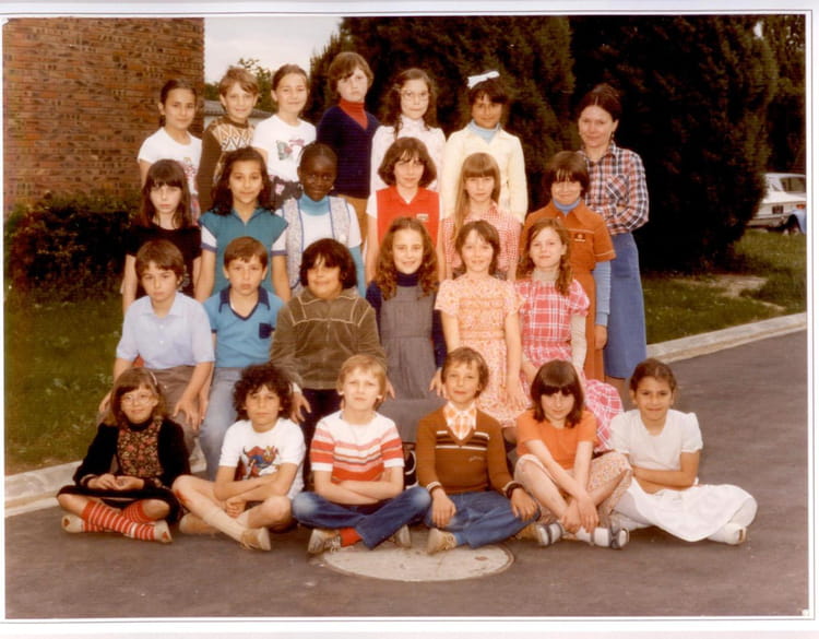 Photo de classe 8ème de 1979, ECOLE EUGENIE COTTON Copains d'avant Photo de classe 8ème de 1979, ECOLE EUGENIE COTTON Copains d'avant