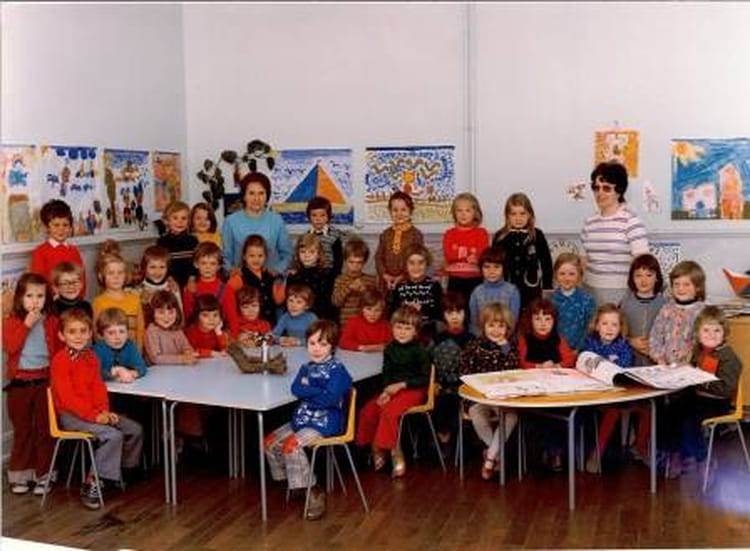 Photo de classe Maternelle aspach le bas de 1975, Ecole Des Deux Aspach