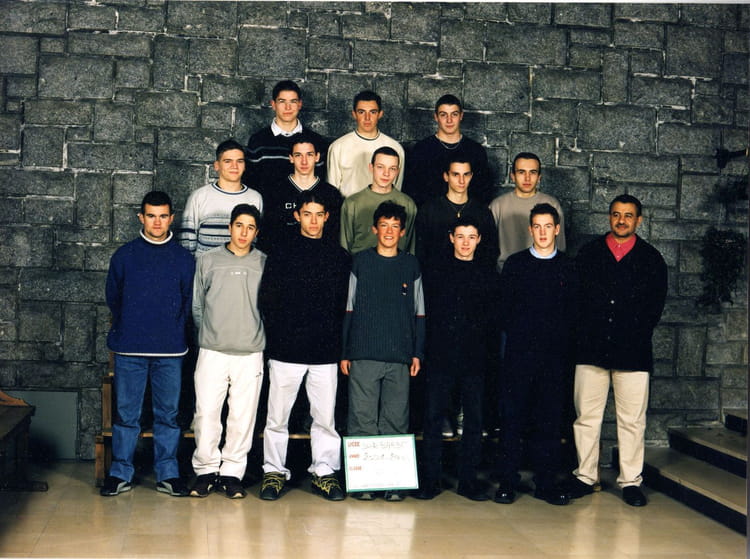 Photo de classe PREMIERE BAC PRO EIE de 2001, Lycée Saintebarbe