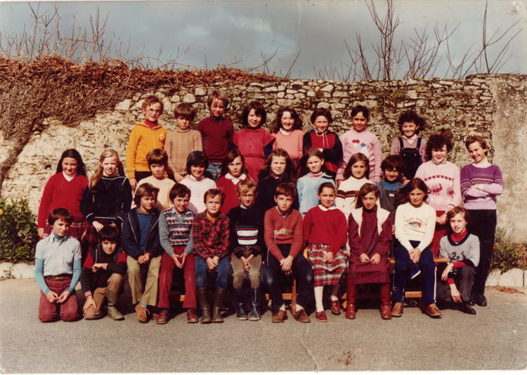 Photo de classe Cm1 et cm2 de 1981, Ecole Sainte Marie (Besne ...