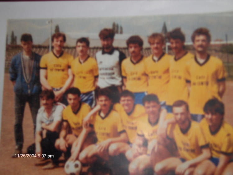 Photo De Classe Aspf Seniors De 1980 Football A Petite Foret Copains D Avant