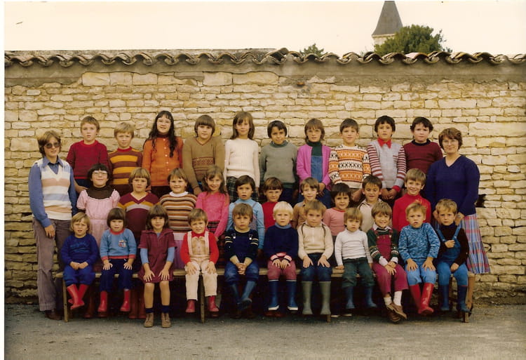 Photo de classe Paizay le chapt de 1979, école Publique Copains d'avant