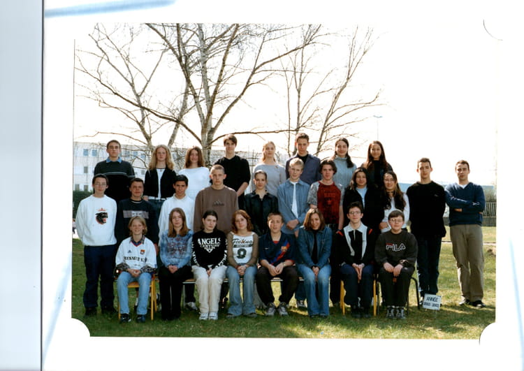 Photo de classe 3 ème 2 de 2003, Collège Jean Moulin - Copains d'avant
