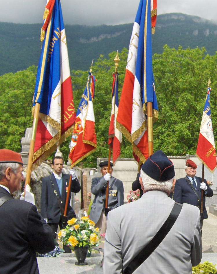 Photo de classe Sur la tombe de Claude Piegts de 2007, Cercle National