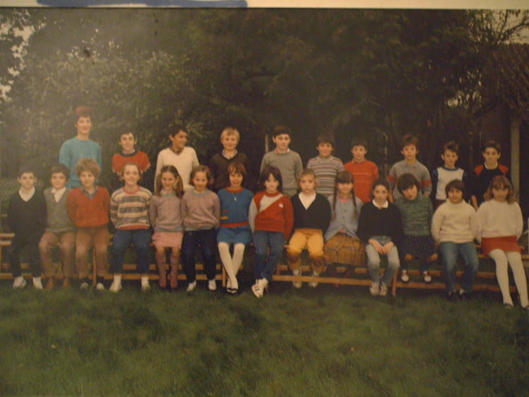 Photo de classe CM2 de 1984, Ecole Sainte Marie (Besne) - Copains d'avant