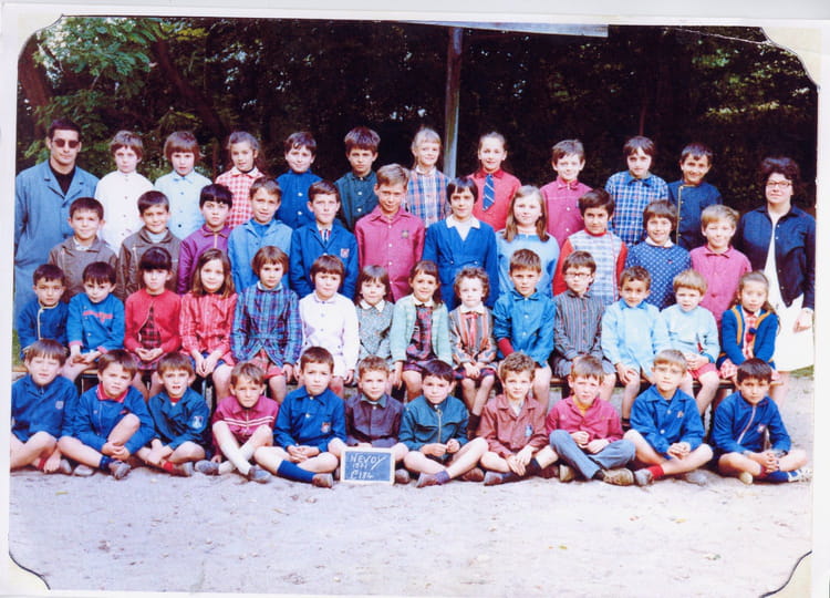 Cp Ce1 Ce2 Cm1 Cm2 Signification Photo de classe CP, CE1, CE2, CM1, CM2 de 1971, Ecole (Nevoy) - Copains