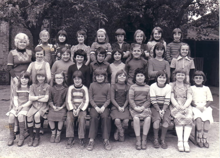Photo de classe CE2 de 1978, Ecole Sainte Famille (Bethune) Copains d