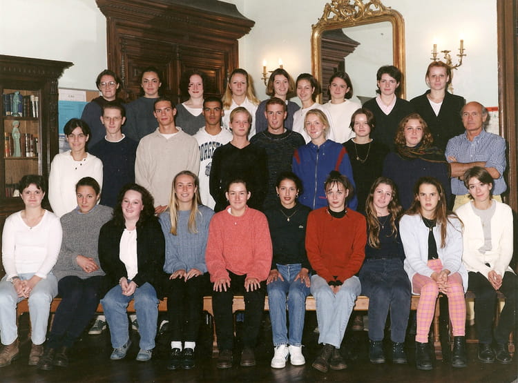 Photo de classe BTS 1 de 1997, BTS TOURISME FENELON - Copains d'avant