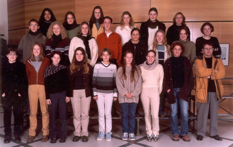 Photo de classe Terminale Littéraire 2 de 2000, Lycée Kerneuzec
