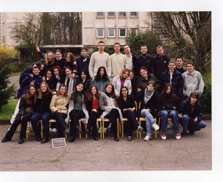 Photo de classe 1ère ES 2 de 2000, Lycée Jean Moulin - Copains d'avant
