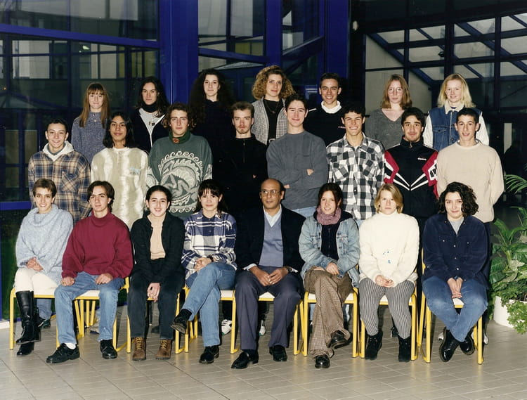 Photo de classe 1ère STT A de 1995, Lycée Jean Monnet - Copains d'avant