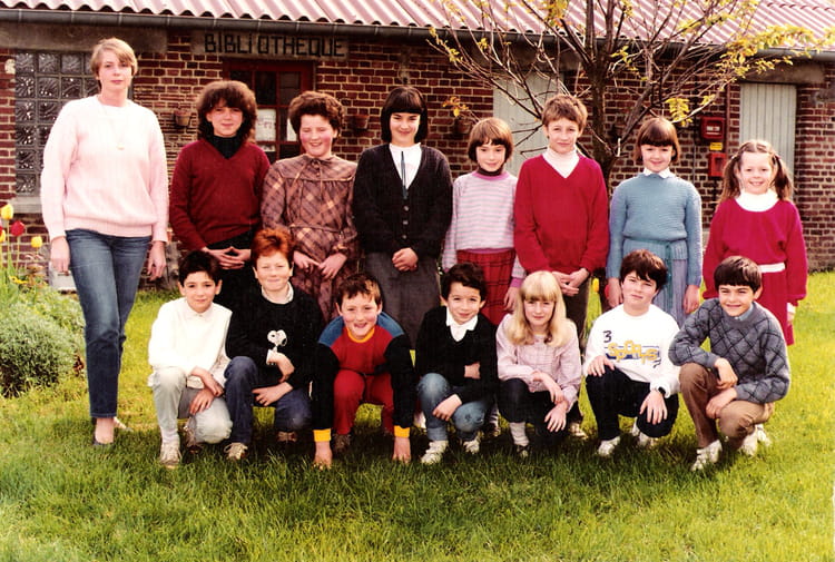 Photo de classe Les grands de 1984, Ecole De Saint Quentin (Fayet) Copains d'avant Photo de classe Les grands de 1984, Ecole De Saint Quentin (Fayet) Copains d'avant