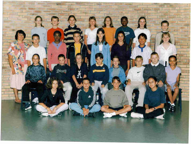 Photo de classe 4eme de 2002, Collège Sainteappoline Copains d'avant