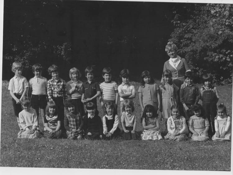 Photo de classe 3 ème maternelle de 1980, Institut Sainte Famille