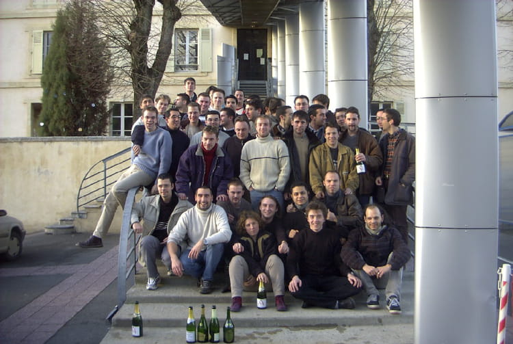 Photo de classe Promo ISAT 2002 de 2002, Institut Supérieur Automobile ...