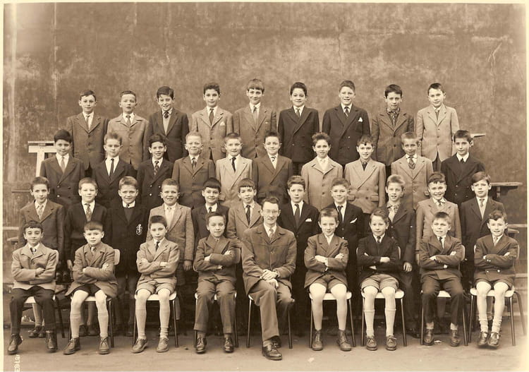 Photo de classe 6ème III de 1957, Lycée Privé Saintlouis De Gonzague Copains d'avant