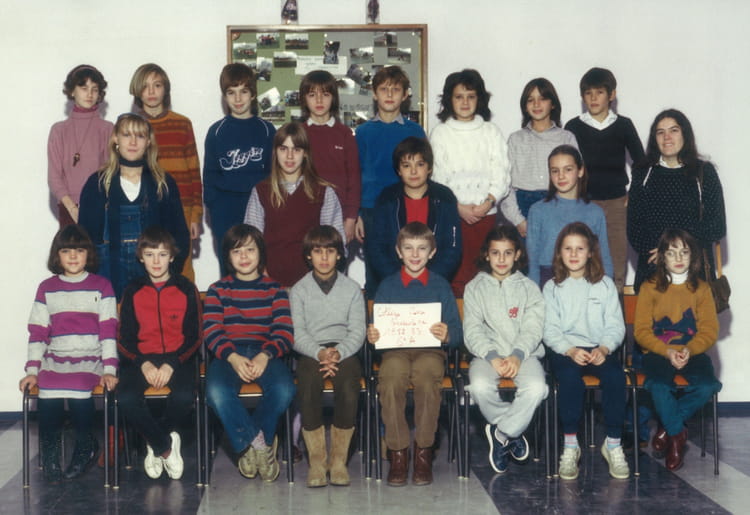 Photo de classe 6ème A de 1982, Collège Pierre Brossolette Copains d'avant Photo de classe 6ème A de 1982, Collège Pierre Brossolette Copains d'avant