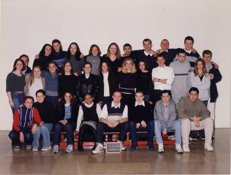 Photo de classe Term ES 2 de 2001, Lycée Jean Moulin - Copains d'avant