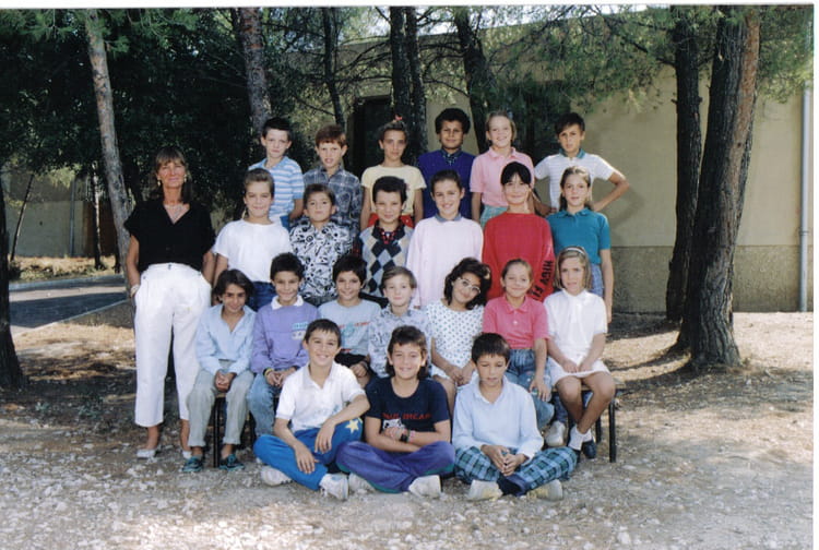 Photo de classe CM2 de 1988, ECOLE DES PINS Copains d'avant Photo de classe CM2 de 1988, ECOLE DES PINS Copains d'avant