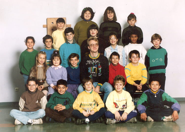 Photo de classe CM2 1990/1991 de 1990, ECOLE DE LA MAIRIE DE TIGNIEU ...