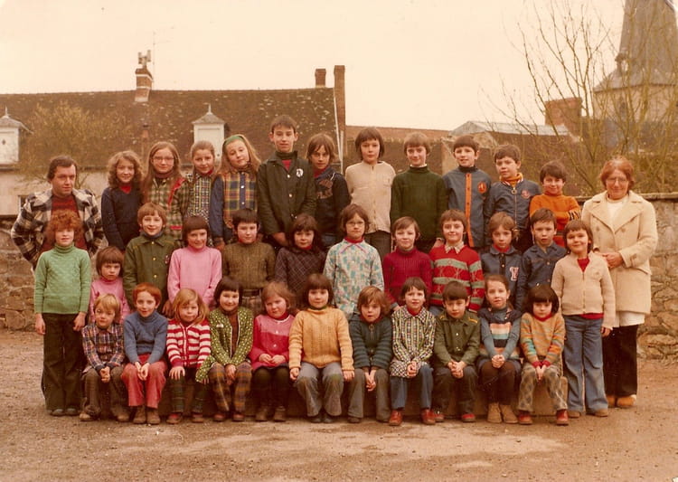 Photo De Classe Cp Ce1 Ce2 Cm1 Cm2 De 1977 Ecole Primaire Cheniers Copains D Avant