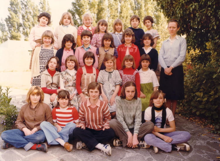Photo de classe CM2 de 1980, Ecole Sainte Famille (Bethune) Copains d