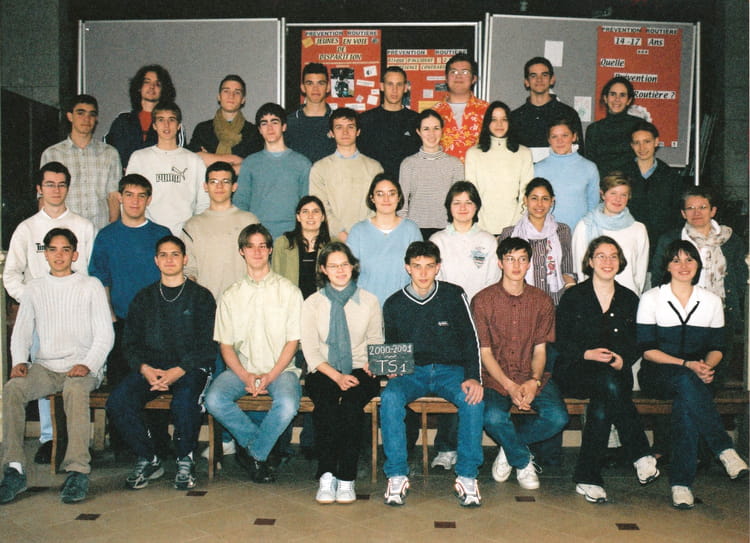 photo-de-classe-term-s1-de-2001-lyc-e-notre-dame-copains-d-avant