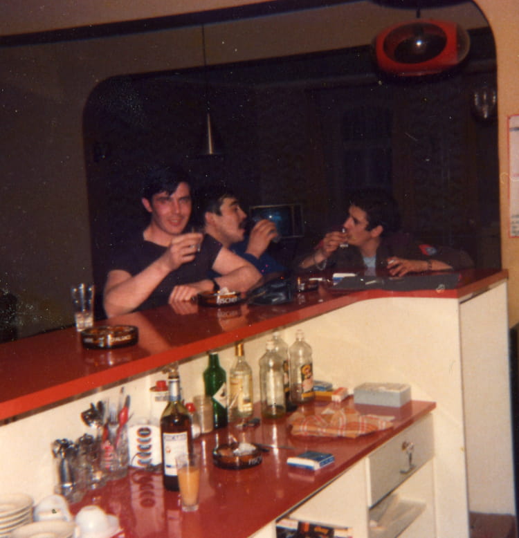 Photo de classe Le Bar des sousofficiers de 1977, C.r.m. 556 Copains
