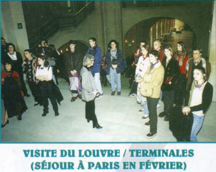 Photo De Classe Groupe De Terminale Pendant La Visite Du Louvre De 1998 Lycee Prive Saint Theodard Copains D Avant