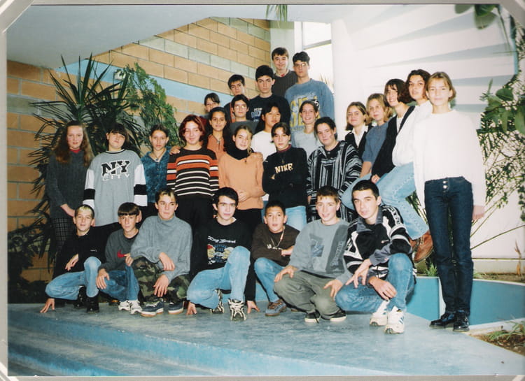 photo-de-classe-3eme-lussac-les-chateaux-louise-michel-de-1997