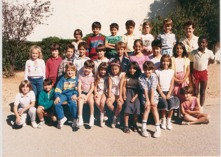 Photo de classe CE2 de 1987, ECOLE DES PINS Copains d'avant Photo de classe CE2 de 1987, ECOLE DES PINS Copains d'avant