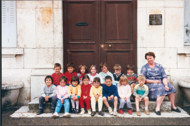 Photo de classe CE2 LE POIZAT de 1989, Ecole (Le Poizat) Copains d'avant