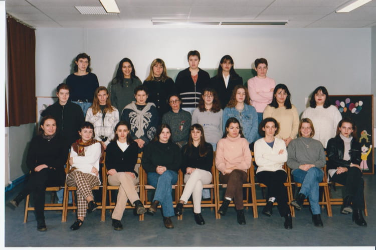 Photo de classe 2ème année BTS de 1996, Lycée Jean Monnet - Copains d'avant