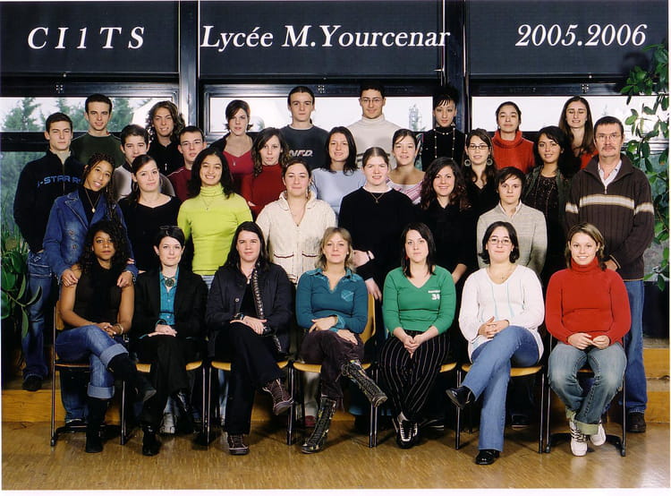 Photo de classe BTS CI 1ere année de 2005, Bts Commerce International ...