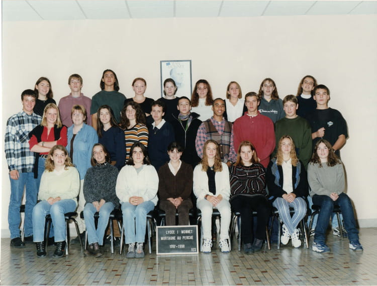 Photo de classe Première ES Année 97-98 de 1997, Lycée Jean Monnet ...