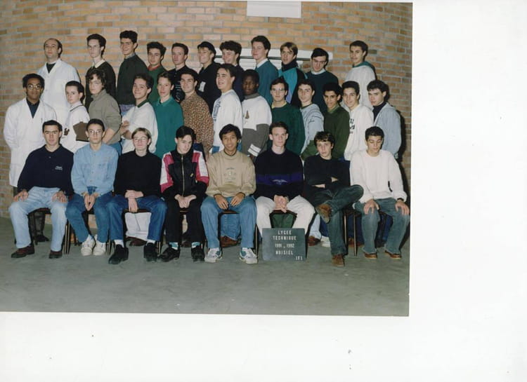 Photo de classe 1ere F1 de 1991, Lycée René Cassin - Copains d'avant