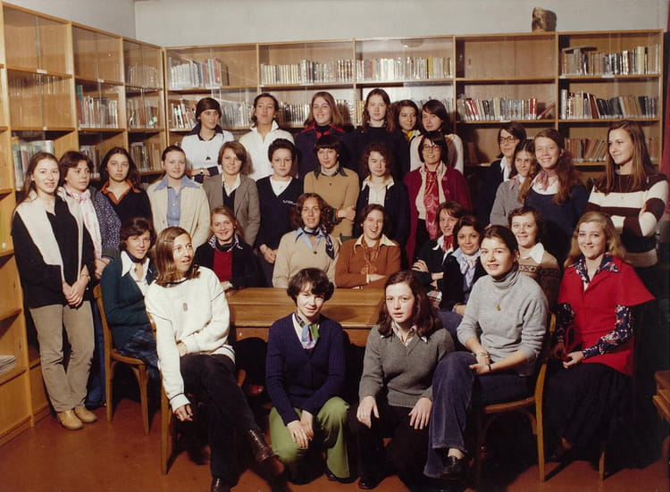 Photo de classe Terminale B de 1977, Lycée Privé Sainteursule Louise